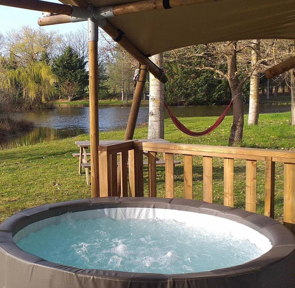 Tente Lodge Jacuzzi Privatif En Pleine Nature Thiel-sur-Acolin Exterior photo